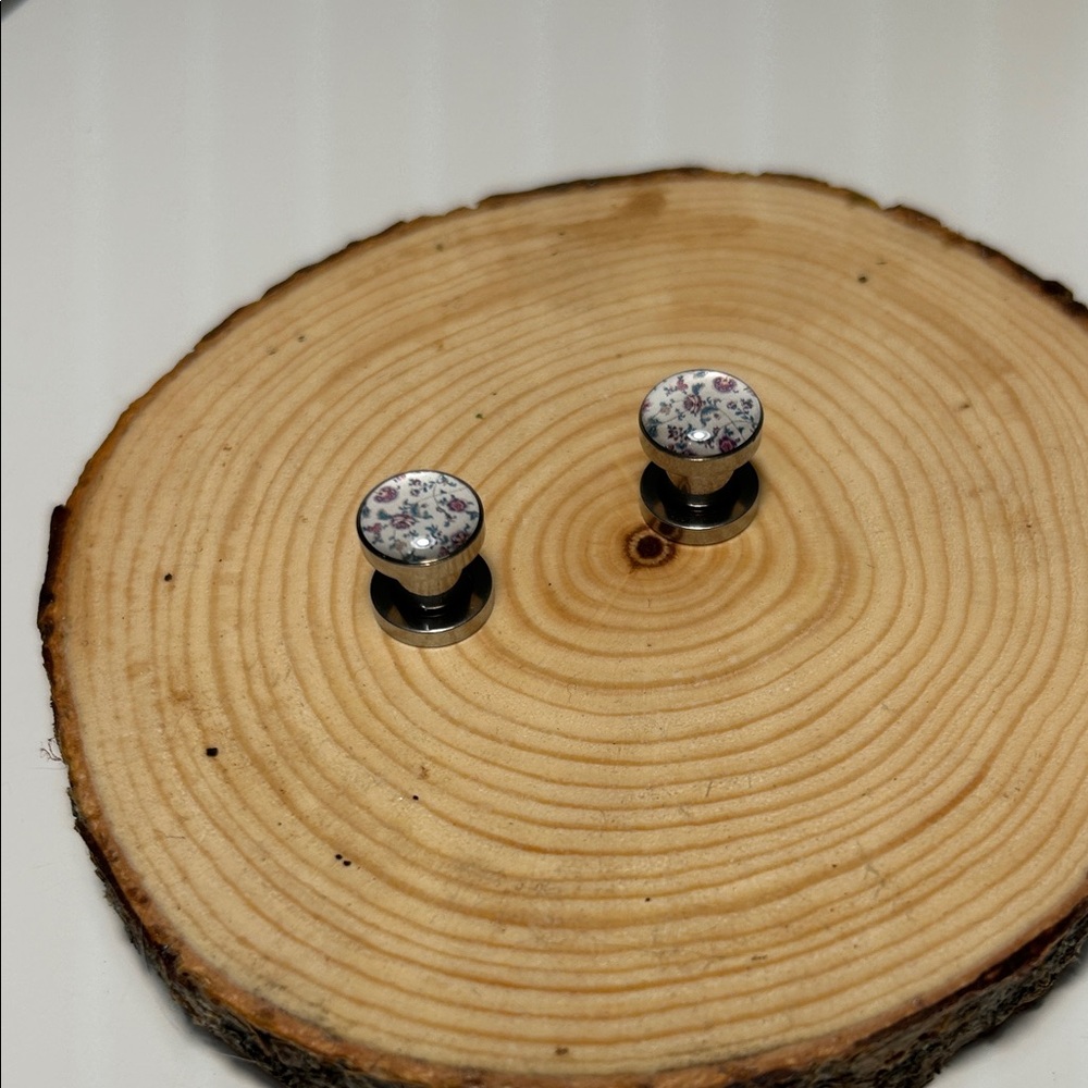 Floral Patterned Silver 2 gauge tunnels